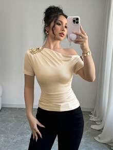 Rafferiza 女士优雅不对称领口3D玫瑰金金属装饰短袖T恤 - 杏色 - 查看 8