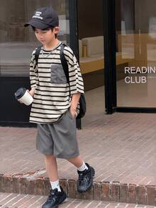 两件套儿童/青少年男童休闲韩版宽松舒适百搭条纹印花撞色口袋圆领短袖T恤和纯色短裤套装，适合通勤、上学、日常休闲穿着、运动、春夏穿着。 - 灰色 - 查看 3