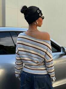 SHEIN Muchic Sudadera corta asimétrica de estilo universitario a rayas azules, con hombros descubiertos, diseño minimalista, adecuada para primavera, verano y principios de otoño, versátil - Multicolor - Ver 2