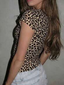 Rina Fox 女士新款T恤，春夏新款T恤，夏季豹纹T恤，性感深V领短袖T恤，复古豹纹拼接蕾丝边T恤，休闲基础款T恤，Y2K豹纹紧身T恤，性感法式印花蕾丝拼接T恤，性感短袖T恤，适合日常穿着、外出、散步、聚会、夏季购物。 - 卡其色 - 查看 2