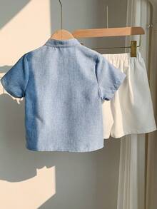 SHEIN LMoss Kids 儿童男童休闲V领短袖衬衫和短裤两件套 - 藍白色 - 查看 5