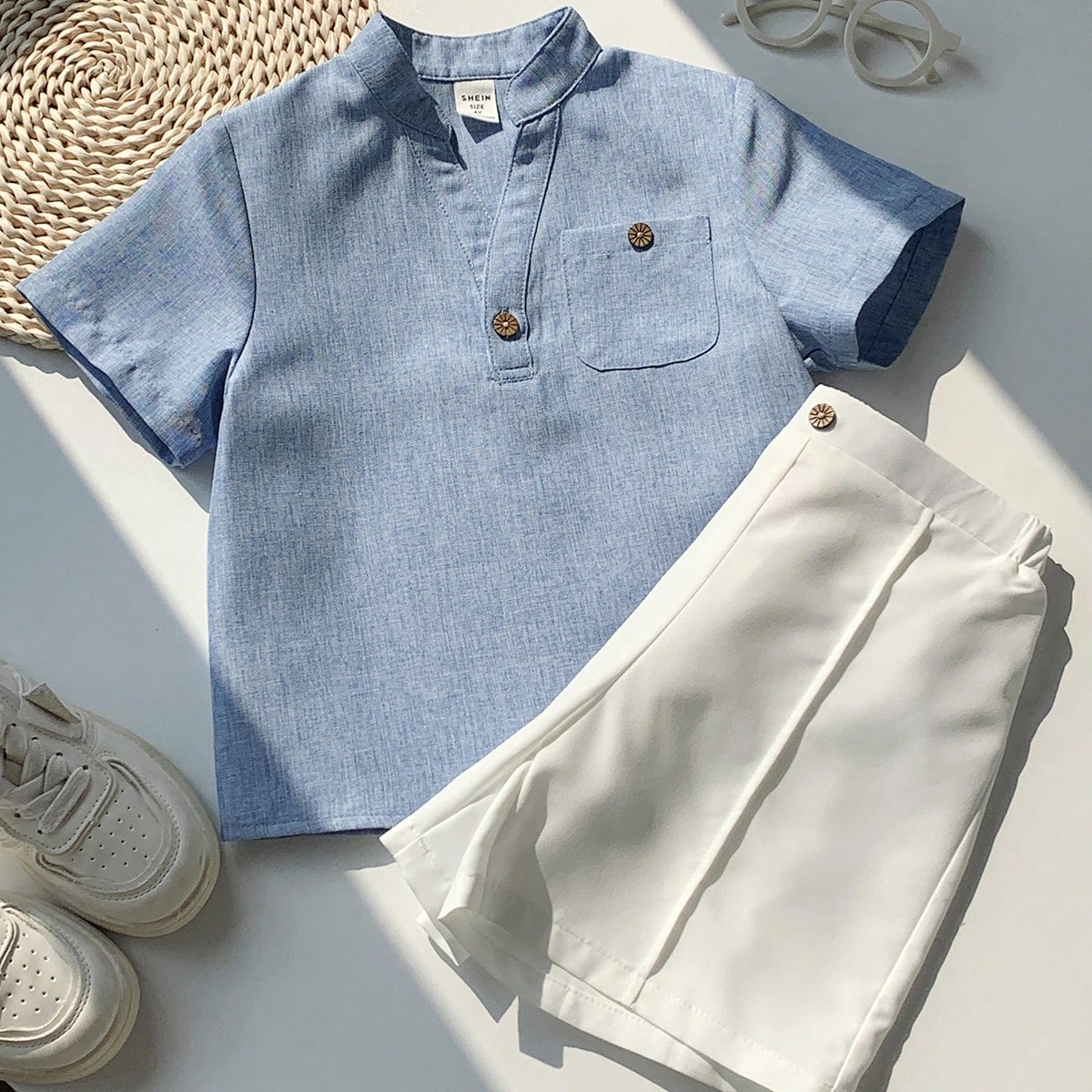 Piezas Conjunto de camisa de manga corta con cuello en V y pantalones cortos casuales para niños