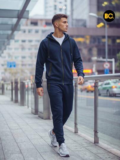 Big City Conjunto deportivo premium para hombre confeccionado en tela TRICOT de alta calidad, ideal para el uso diario o actividades deportivas. Incluye sudadera con capucha y pantalón a juego, con diseño moderno y ajuste cómodo que brinda un look urbano y dinámico. Perfecto para quienes buscan estilo, confort y durabilidad en una sola prenda.