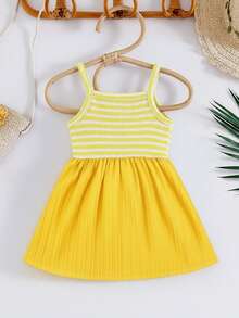 SHEIN Playful Pals 女婴吊带A字连衣裙。这款连衣裙采用吊带设计，简约优雅。A字裙摆更添活泼可爱之感。宽松版型适合各种身材。适合夏季海滩度假、户外野餐以及休闲外出等活动，让宝宝在享受轻松自由时光的同时，展现她们独特的魅力。 - 黃色 - 查看 5