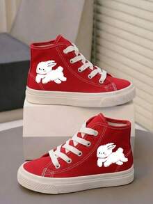 Tenis botín infantiles de tela con gráficos perfectos para actividades escolares, paseos, días casuales y juegos al aire libre. Agujetas blancas y gráficos laterales divertidos, que aportan estilo, dinamismo y personalidad al outfit diario. Fabricados en lona transpirable de alta resistencia, con suela de caucho flexible. Estilo urbano, deportivo y casual, ideal para la temporada Primavera-Verano, combinando fácilmente con jeans, shorts o joggers tenis niña Gatito - Rojo - Ver 1