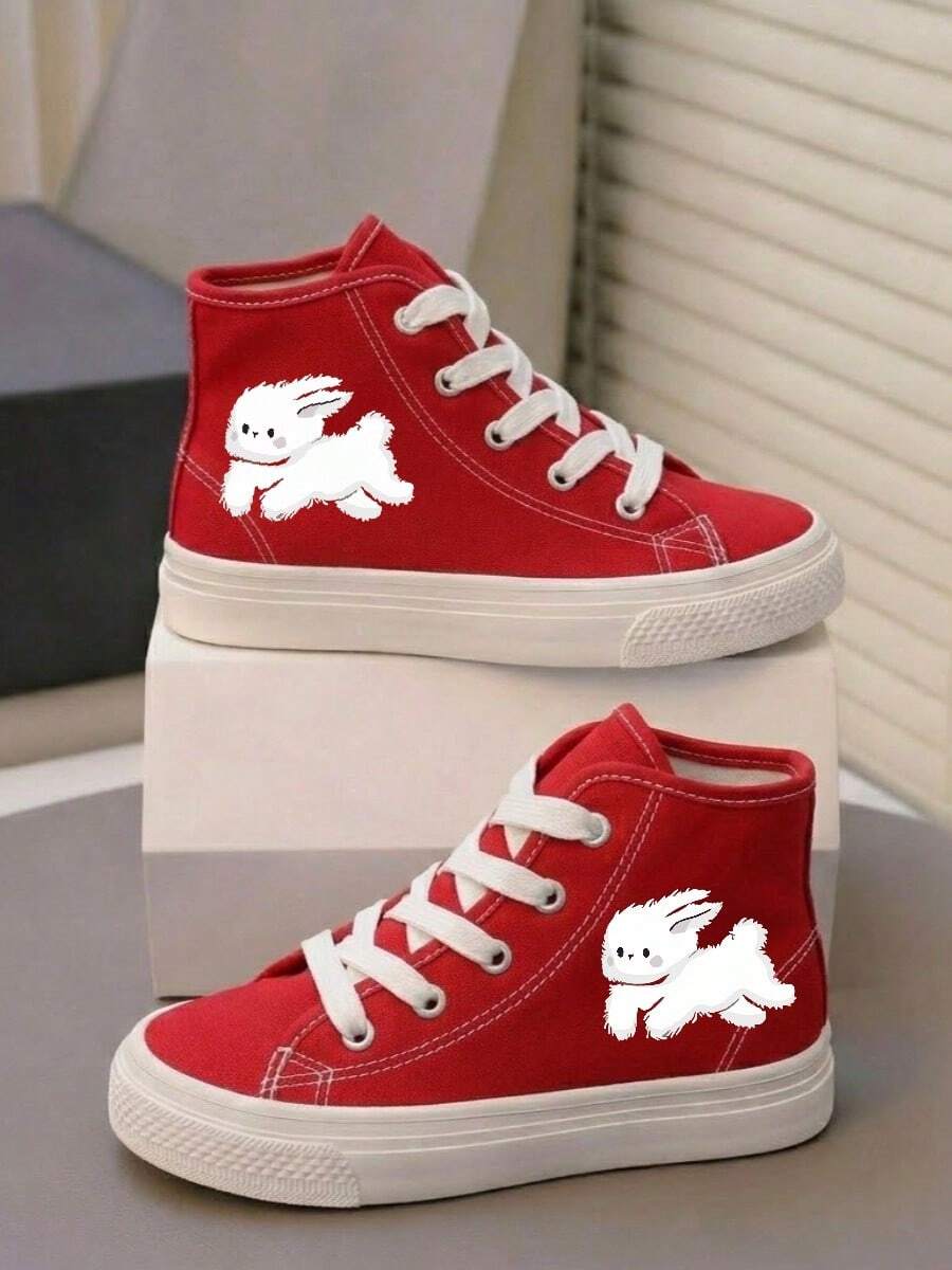 Tenis botín infantiles de tela con gráficos perfectos para actividades escolares, paseos, días casuales y juegos al aire libre. Agujetas blancas y gráficos laterales divertidos, que aportan estilo, dinamismo y personalidad al outfit diario. Fabricados en lona transpirable de alta resistencia, con suela de caucho flexible. Estilo urbano, deportivo y casual, ideal para la temporada Primavera-Verano, combinando fácilmente con jeans, shorts o joggers tenis niña Gatito - Rojo - Ver 1