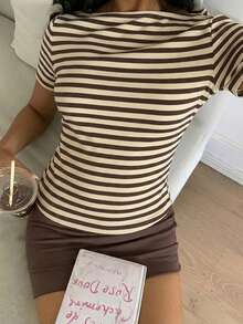 SHEIN CovetEZ 休闲简约性感露肩米色条纹短袖T恤，适合春夏穿着，春夏穿搭百搭，米色条纹让您看起来更加光彩照人。 - 彩色 - 查看 4