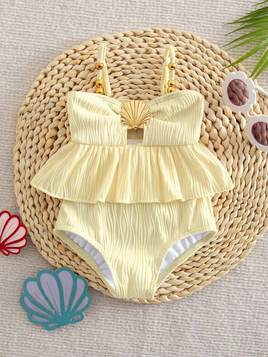 SHEIN Maillot de bain une pièce pour bébé fille, maillot de bain mignon en polyester adapté pour la natation estivale, maillot de bain décontracté coloré et à la mode pour jeunes filles. Maillot de bain une pièce à volants pour bébé fille. Maillot de bain pour filles avec volants et coquillages. Maillot de bain blanc à volants pour bébé fille. Maillot de bain une pièce pour filles avec bordure à volants - Jaune moutarde - Voir 1