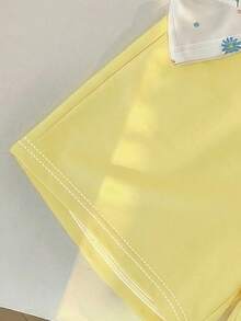 SHEIN Sparklyn 少女彩色花卉印花图案T恤套装，白色宽松圆领短袖T恤搭配黄色短裤，两件套，夏季设计，百搭基础款，适合户外休闲穿着，舒适柔软。圆领T恤和短裤套装，适合春夏日常、居家、度假、节日等场合，充满春日气息，清爽宜人。春夏外出穿搭，轻松舒适，时尚少女套装，休闲服饰，花卉图案服装，春夏套装，新款，清凉舒适，春日清爽，夏日假期必备。 - 彩色 - 查看 5