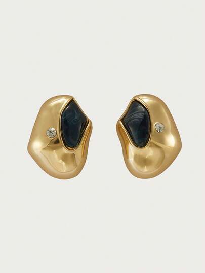 Glisma Brincos personalizados com design assimétrico dourado e resina azul simétrica exagerada.