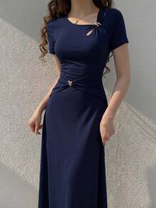 Feyla Robe mi-longue élégante à manches courtes avec décoration métallique et col asymétrique pour femmes - bleu indigo - Voir 3