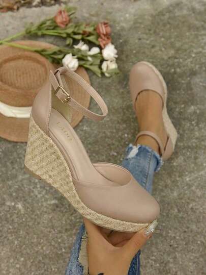 Zapatos tipo alpargata de cuña de moda para mujer con detalles en yute natural, diseñados para  estilo fresco y atemporal combina con los looks casuales y también con atuendos sofisticados. Ideales para acompañarte en intensas jornadas, eventos especiales o paseos relajados por la ciudad.