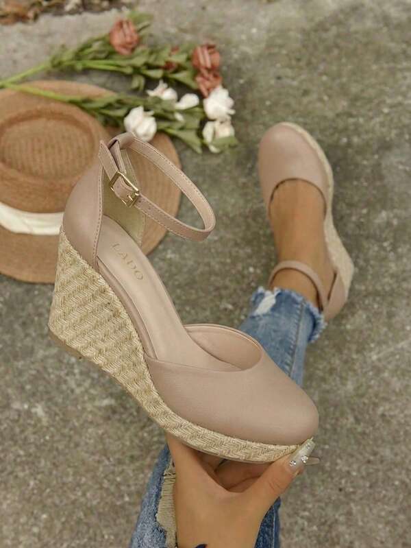 Zapatos tipo alpargata de cuña de moda para mujer con detalles en yute natural, diseñados para  estilo fresco y atemporal combina con los looks casuales y también con atuendos sofisticados.