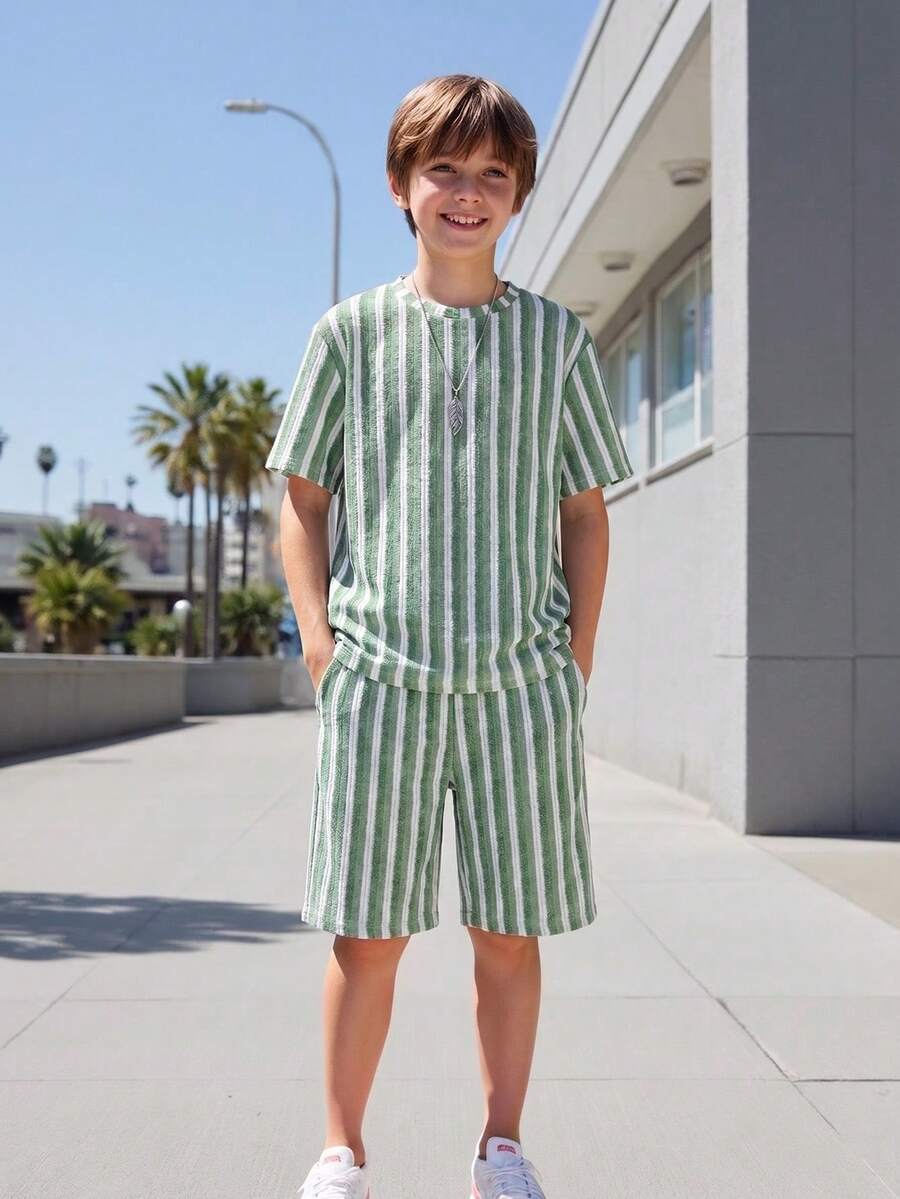SHEIN 2件套青少年男童夏季撞色字母拼接圆领短袖T恤和户外休闲时尚3D字母运动短裤 - 綠色 - 查看 1