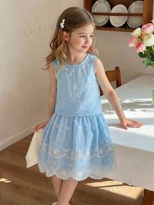 SHEIN Vintaside Kids Bộ đồ hai mảnh cho bé gái gồm áo không tay mềm mại, thoáng khí với họa tiết hoa trắng và chân váy ren xếp tầng, dáng rộng, thích hợp cho các hoạt động thường ngày như đi chơi, công viên, dã ngoại, mua sắm vào mùa xuân/hè. - Màu xanh lam - Xem 7