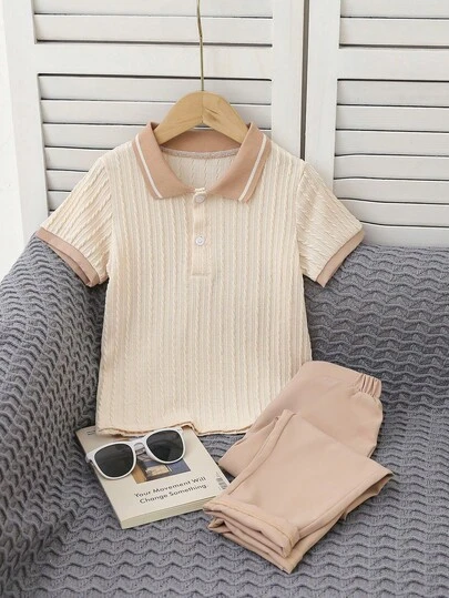 Bộ trang phục thường ngày mùa hè cho bé trai gồm 2 món: Áo polo cổ dệt kim jacquard và quần kaki cạp chun, kiểu dáng thời trang và lịch lãm, lý tưởng cho tiệc sinh nhật, đám cưới, kỷ niệm, lễ tốt nghiệp và các dịp trang trọng khác. Bộ quần áo thường ngày cho bé trai, bộ áo sơ mi và quần cho bé trai, bộ vest thường ngày cho bé trai, trang phục mùa hè trang trọng cho bé trai, bộ trang phục kiểu quý ông cho bé trai.