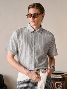 VeloEdit Camisa de manga corta a rayas verticales con corte boxy para hombre, estilo casual refinado para ir al trabajo y uso diario, verano, vacaciones, estilo Old Money, frente y boyfriend - Blanco - Ver 1