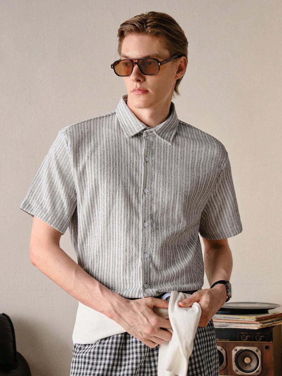 VeloEdit Camisa de manga corta a rayas verticales con corte boxy para hombre, estilo casual refinado para ir al trabajo y uso diario, verano, vacaciones, estilo Old Money, frente y boyfriend - Blanco - Ver 1