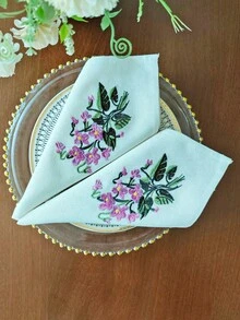Cirelle Khăn ăn vuông được làm từ 50% vải cotton và 50% polyester với họa tiết thêu tinh tế. Sản phẩm có tông màu tím trang nhã và lãng mạn, phù hợp cho bàn ăn, làm tấm lót bàn, trang trí nhà cửa, họp mặt gia đình, trang trí lễ hội, quán cà phê, nhà hàng, tiệc chiêu đãi, hẹn hò, tiệc cưới và các dịp trong nhà và ngoài trời khác. - Màu Lilac Tím - Xem 14