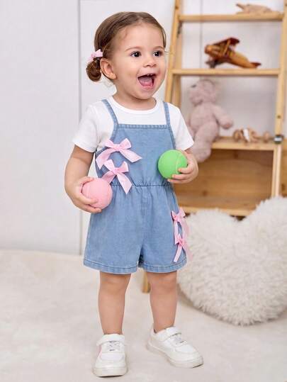 Mono de tirantes de bebé niña de mezclilla lavada azul claro con lazo rosa decorativo, suave y cómodo, atuendo casual versátil para juego y salidas de bebé