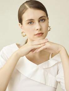 MOTF PREMIUM PRE18K GOLD PLATED LINEAR WAVE METAL SIMPLE TEMPERAMENT EARRINGS - Yellow Gold - View 5