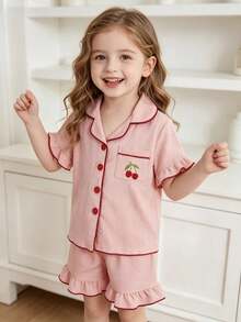 SHEIN Playful Pals 女童睡衣套装，舒适时尚，樱桃刺绣荷叶边装饰，优雅短袖短裤两件套睡衣 - 彩色 - 查看 4