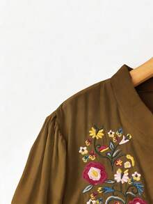 SHEIN LUNE 大尺碼女款刺繡花卉圖案泡泡袖上衣 - 棕色 - 查看 3