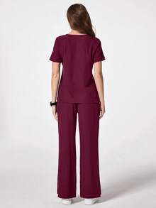 TaskEZ Bộ đồ y tế gồm áo và quần tay ngắn cổ chữ V có túi. - Màu Đỏ Sâu - Xem 2