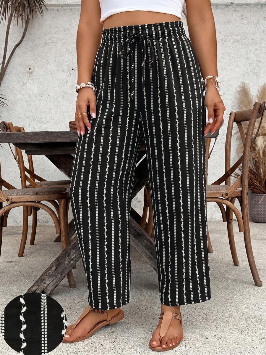 SHEIN VCAY Quần dài nữ cỡ lớn kiểu dáng thường ngày, họa tiết hoa và sọc retro, thích hợp cho mùa xuân và hè, màu đen. - màu đen - Xem 1