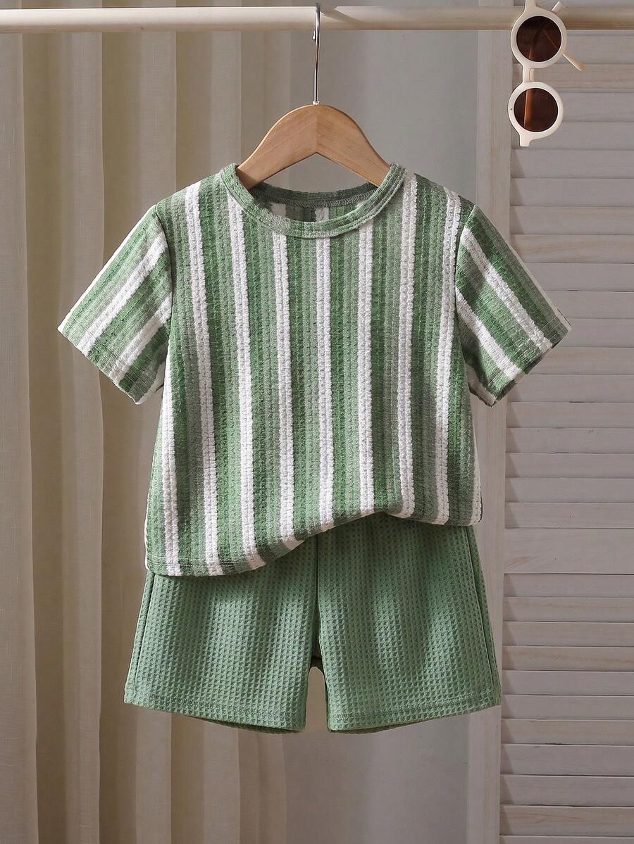 SHEIN Genkimix Kids 男童华夫格条纹短袖T恤和短裤两件套,适合日常穿着、幼儿园、户外活动和运动休闲。 - 綠色 - 查看 1
