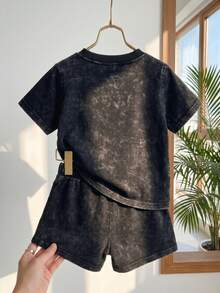 SHEIN Explorewe 2件組男嬰休閒韓風深灰色夏季套裝 字母與紮染圖案短袖T恤及短褲 沙灘服 6M-3T - 黑色 - 查看 2