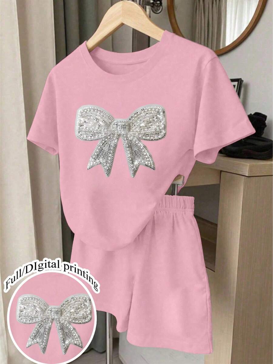 SHEIN Bộ 2 món dành cho bé gái tuổi teen, gồm áo thun ngắn tay đính nơ và quần short hồng rộng rãi, thích hợp cho mùa xuân, hè, thu, thoải mái và đa năng. Bộ đồ màu hồng cổ điển. - Hồng - Xem 1