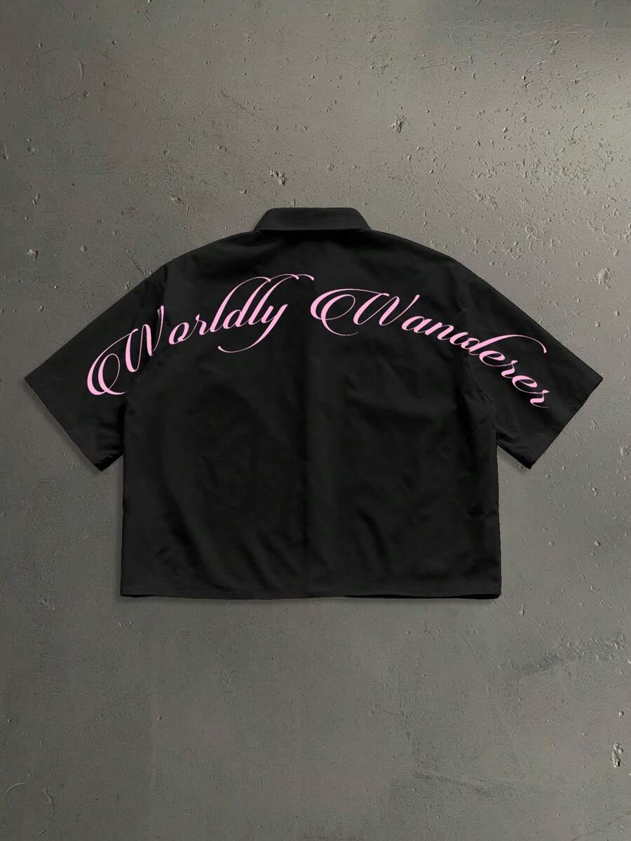 Manfinity Roghcode 宽松短袖衬衫,饰有手写签名印花,时尚休闲男士单品,适合约会、派对、情侣礼物等场合。 - 黑色 - 查看 1