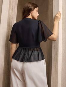 Blusa de mujer talla grande con cuello en V elegante, mangas abultadas, estampado floral y volantes en el bajo - Negro - Ver 2