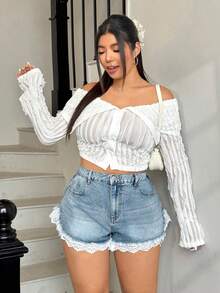 SHEIN CURVE+ Shorts vaqueros de talla grande con bolsillos en diagonal, lavados, con encaje y flecos en contraste para el verano - Lavado ligero - Ver 5