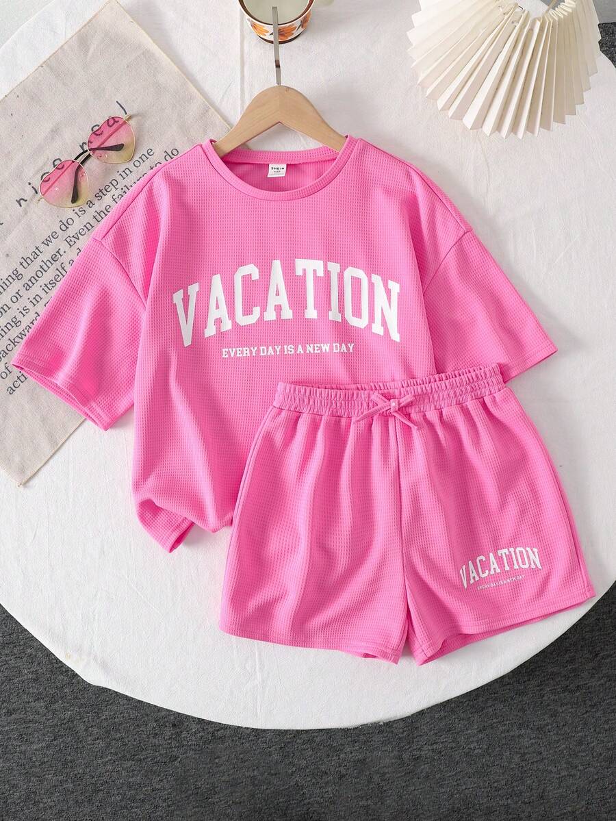 SHEIN Set Kaos dan Celana Pendek Rajut Lembut Kasual Warna Pink Polos dengan Kerah Bulat dan Cetakan Slogan Bahasa Inggris untuk Anak Perempuan Remaja. - Berwarna merah muda - View 1