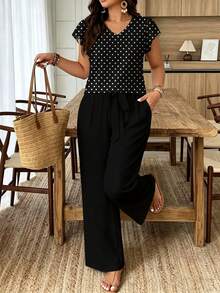 SHEIN Frenchy 休闲简约浪漫复古波点印花大码女式度假V领短袖上衣搭配黑色长裤套装，大码两件套，度假装，夏季服饰 - 彩色 - 查看 3