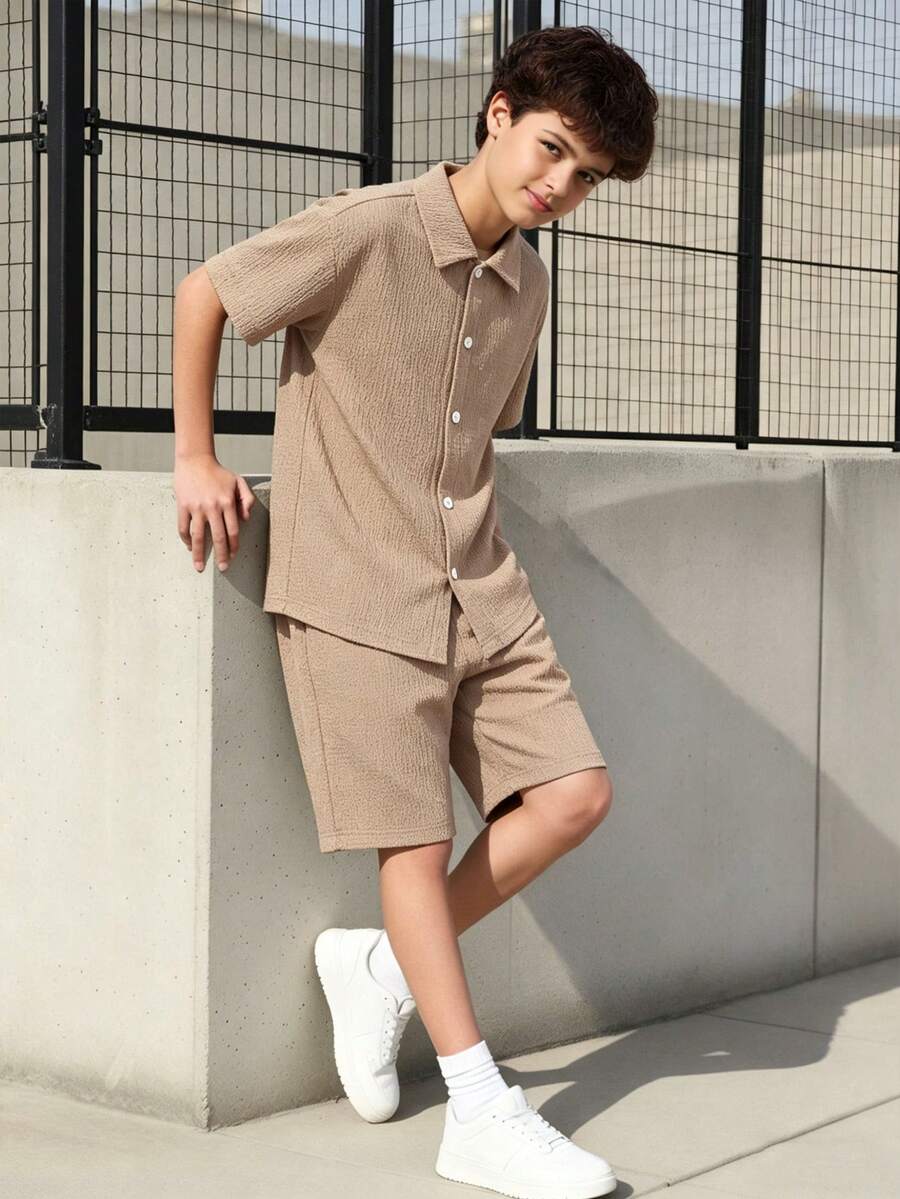 SHEIN Vacaura Bộ đồ đôi cho bé trai gồm áo sơ mi ngắn tay và quần short dệt kim kẻ sọc dọc, chất liệu pha trộn, thân thiện với da và thoáng khí. Áo có thiết kế kẻ sọc dọc nhiều màu với cổ áo nhỏ và tay ngắn; quần short có chun co giãn. Phong cách thường ngày phù hợp cho kỳ nghỉ, đi nhà trẻ, đi biển, v.v. Có thể mặc cả bộ hoặc riêng lẻ để tạo nên một bộ trang phục trẻ em năng động, tươi sáng, một bộ đồ thời trang cho năm học mới. - Màu Khaki - Xem 1