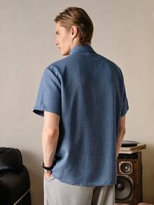 VeloEdit Camisa casual de botão com mangas curtas e listras azuis para homens, camisa casual de botão com bordado de cavalo, camisa de praia de casamento de verão sem colarinho, camisa azul listrada leve e respirável, camisa azul listrada slim fit, Top azul listrada de textura sólida, camisa azul listrada essencial de verão slim fit para homens - Azul - Visão 3