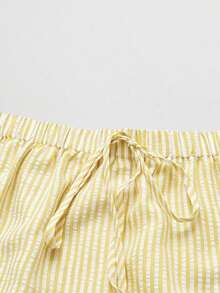 Sweetra Bộ 2 món áo không tay cổ bẻ in họa tiết kẻ sọc thêu và quần short cạp chun dáng casual dành cho nữ, thích hợp cho mùa xuân/hè. - Màu vàng - Xem 4