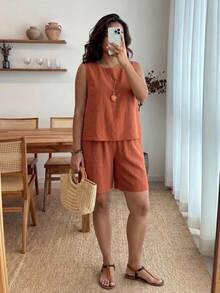 Enliva Bộ 2 áo ba lỗ không tay màu trơn cỡ lớn và quần short, thời trang tối giản phù hợp cho mùa hè - Màu Cam cháy - Xem 3