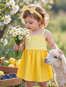 SHEIN Playful Pals 女婴吊带A字连衣裙。这款连衣裙采用吊带设计，简约优雅。A字裙摆更添活泼可爱之感。宽松版型适合各种身材。适合夏季海滩度假、户外野餐以及休闲外出等活动，让宝宝在享受轻松自由时光的同时，展现她们独特的魅力。 - 黃色 - 查看 1