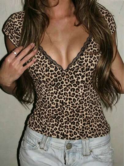 Rina Fox 女士新款T恤，春夏新款T恤，夏季豹纹T恤，性感深V领短袖T恤，复古豹纹拼接蕾丝边T恤，休闲基础款T恤，Y2K豹纹紧身T恤，性感法式印花蕾丝拼接T恤，性感短袖T恤，适合日常穿着、外出、散步、聚会、夏季购物。