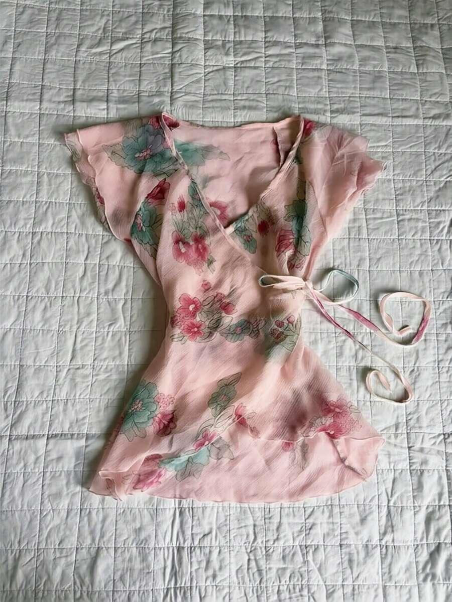 SHEIN 女款春夏新款花卉印花V領蝴蝶結腰部荷葉袖上衣 - 粉色 - 查看 1