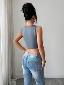 Allurite 性感甜美灰色V领系带不对称下摆针织吊带背心，适合日常穿着、约会、单身派对、春夏等场合。 - 灰色 - 查看 2