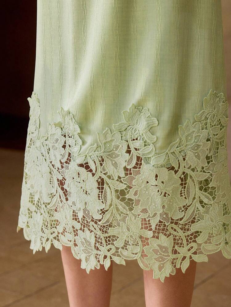 WOMEN'S APPLIQUE MANDARIN COLLAR MID-LENGTH DRESS