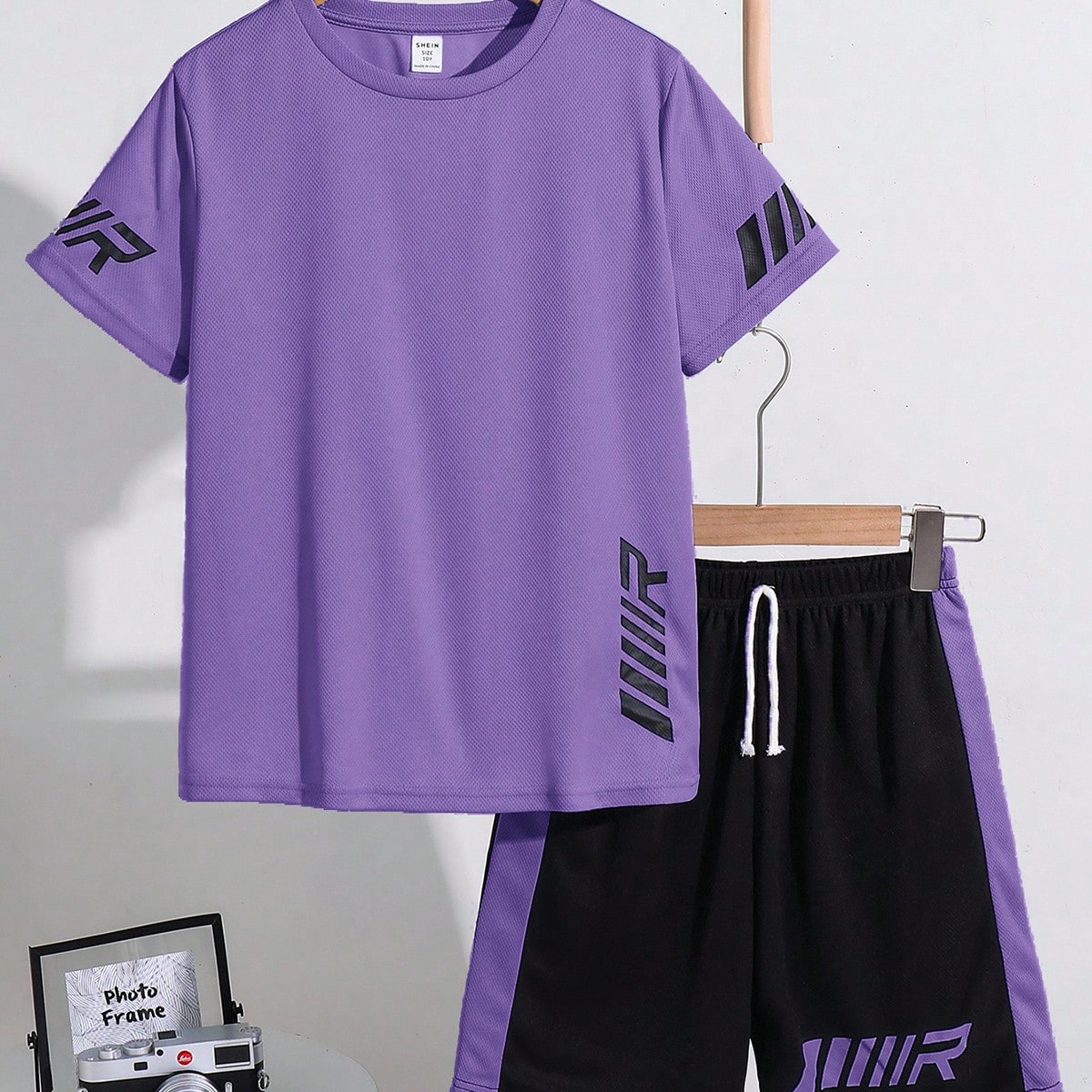 Set de camiseta de manga corta y pantalones cortos con patrón de rayas verticales texturizadas y empalmes para niño preadolescente