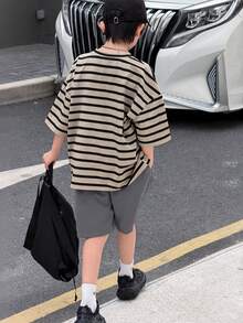 两件套儿童/青少年男童休闲韩版宽松舒适百搭条纹印花撞色口袋圆领短袖T恤和纯色短裤套装，适合通勤、上学、日常休闲穿着、运动、春夏穿着。 - 灰色 - 查看 2