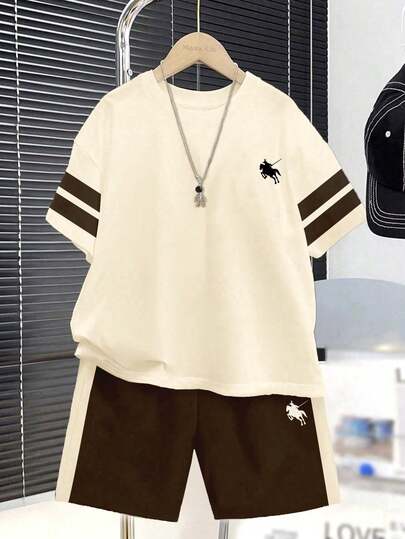 Conjunto de camiseta de manga corta de cuello redondo holgada y cómoda con diseños minimalistas versátiles y clásicos como bloques de color, rayas, estilo universitario, logo de poni y estilo deportivo, adecuado para primavera/verano, ropa urbana para niño preadolescente