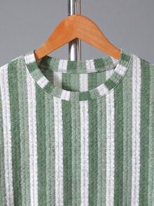 SHEIN 2件套青少年男童夏季撞色字母拼接圆领短袖T恤和户外休闲时尚3D字母运动短裤 - 綠色 - 查看 3